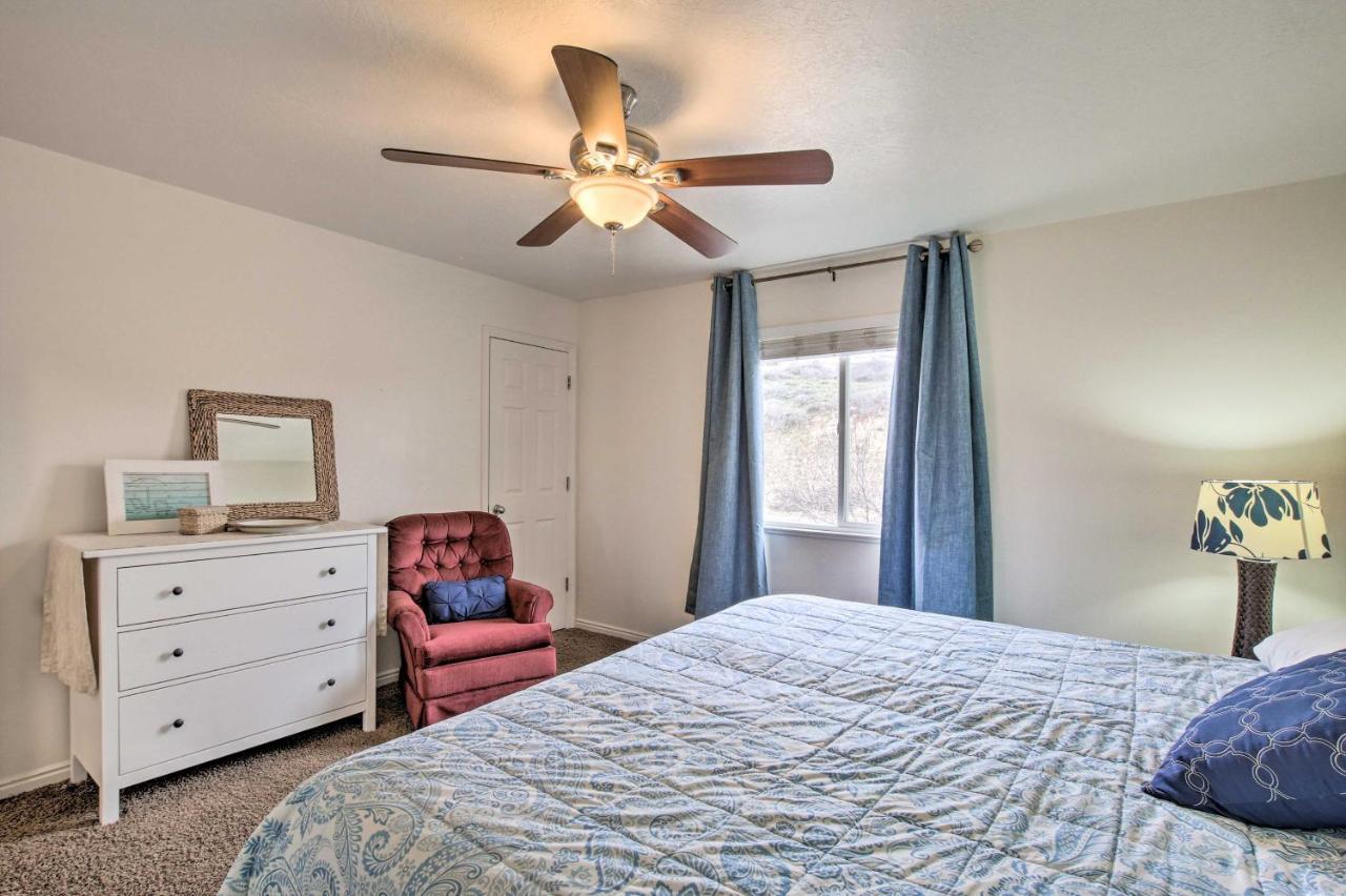 Spacious Garden City Townhome With Lake Views! 외부 사진
