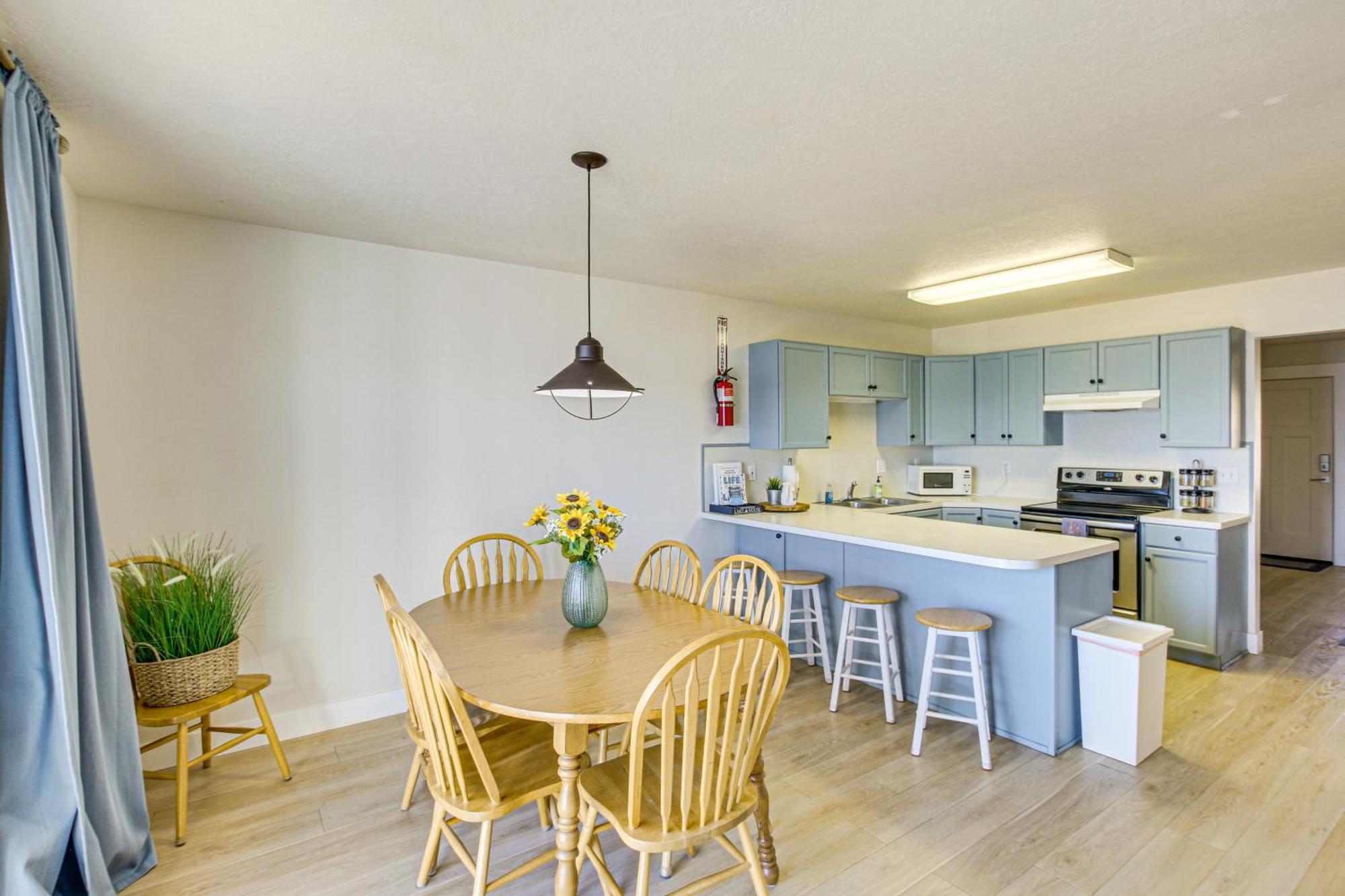 Spacious Garden City Townhome With Lake Views! 외부 사진