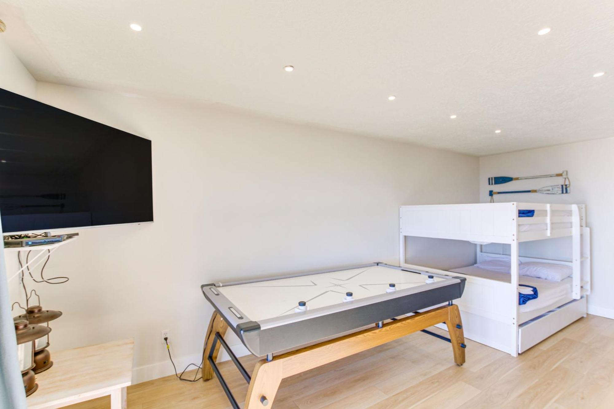 Spacious Garden City Townhome With Lake Views! 외부 사진