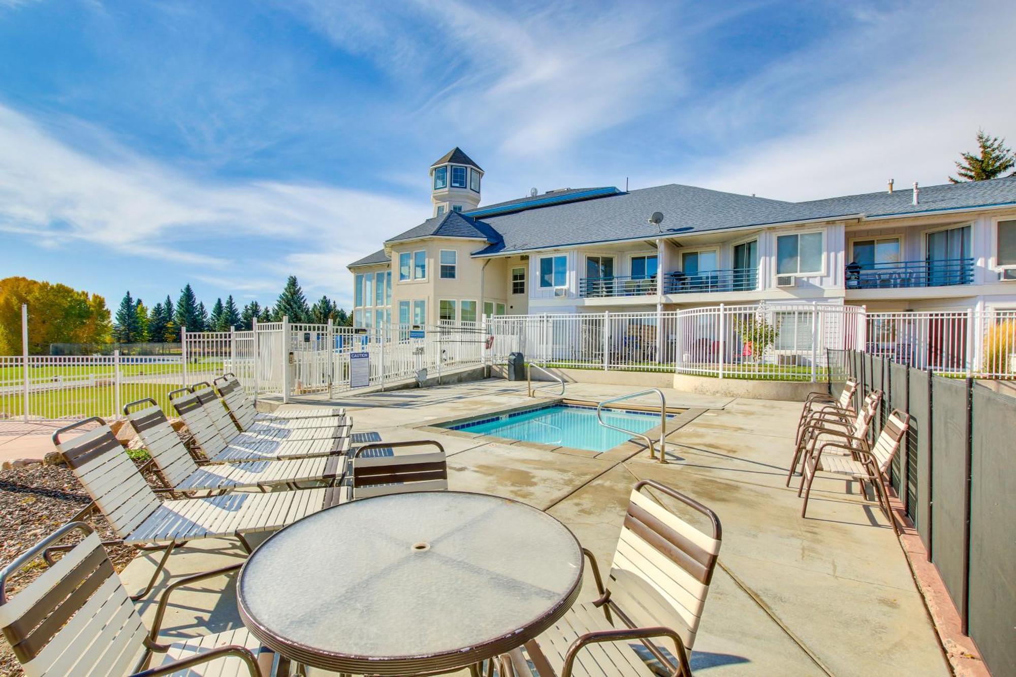 Spacious Garden City Townhome With Lake Views! 외부 사진