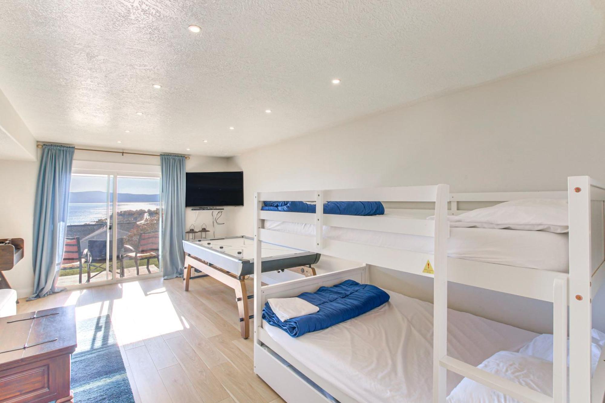 Spacious Garden City Townhome With Lake Views! 외부 사진