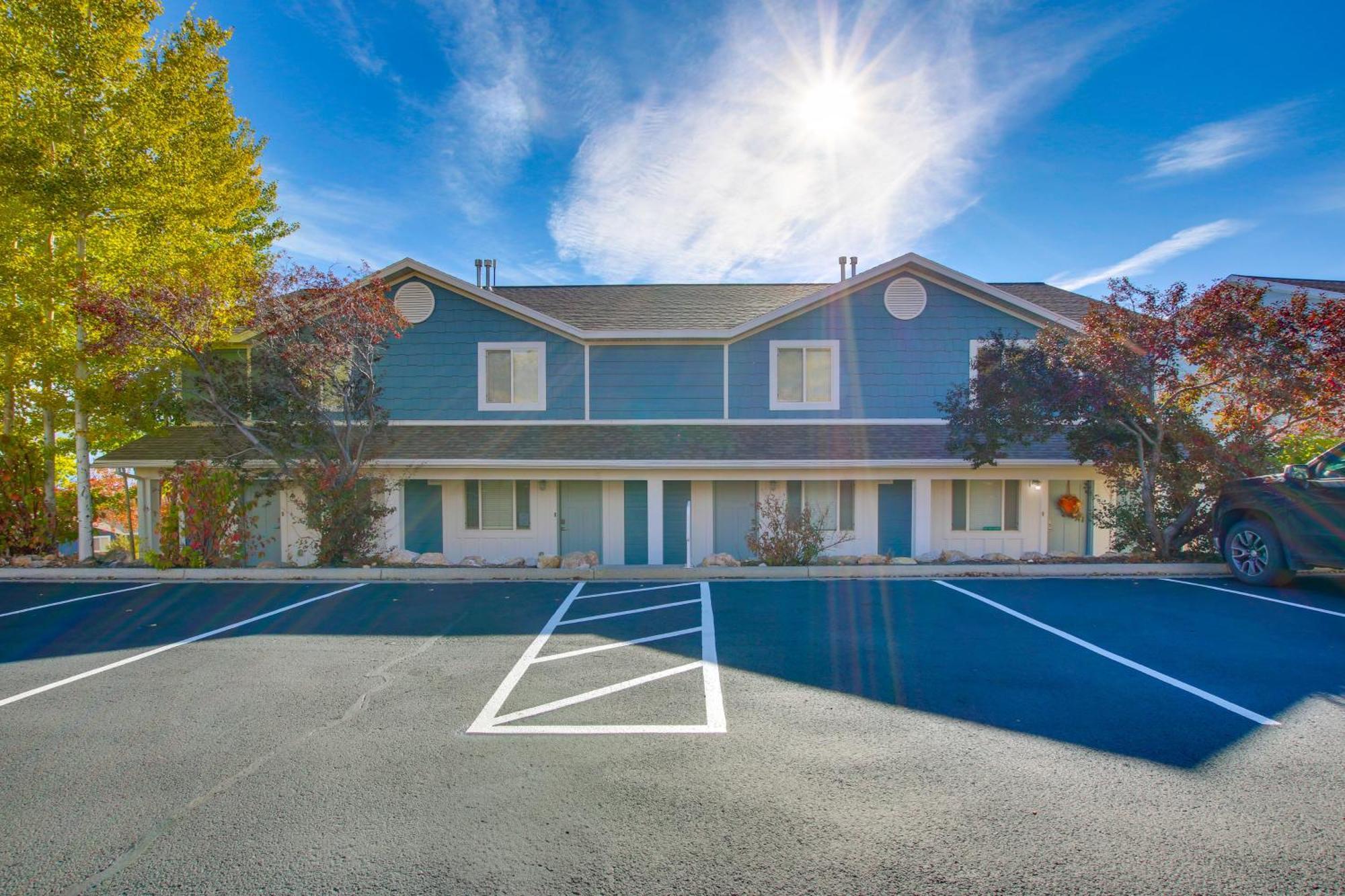Spacious Garden City Townhome With Lake Views! 외부 사진
