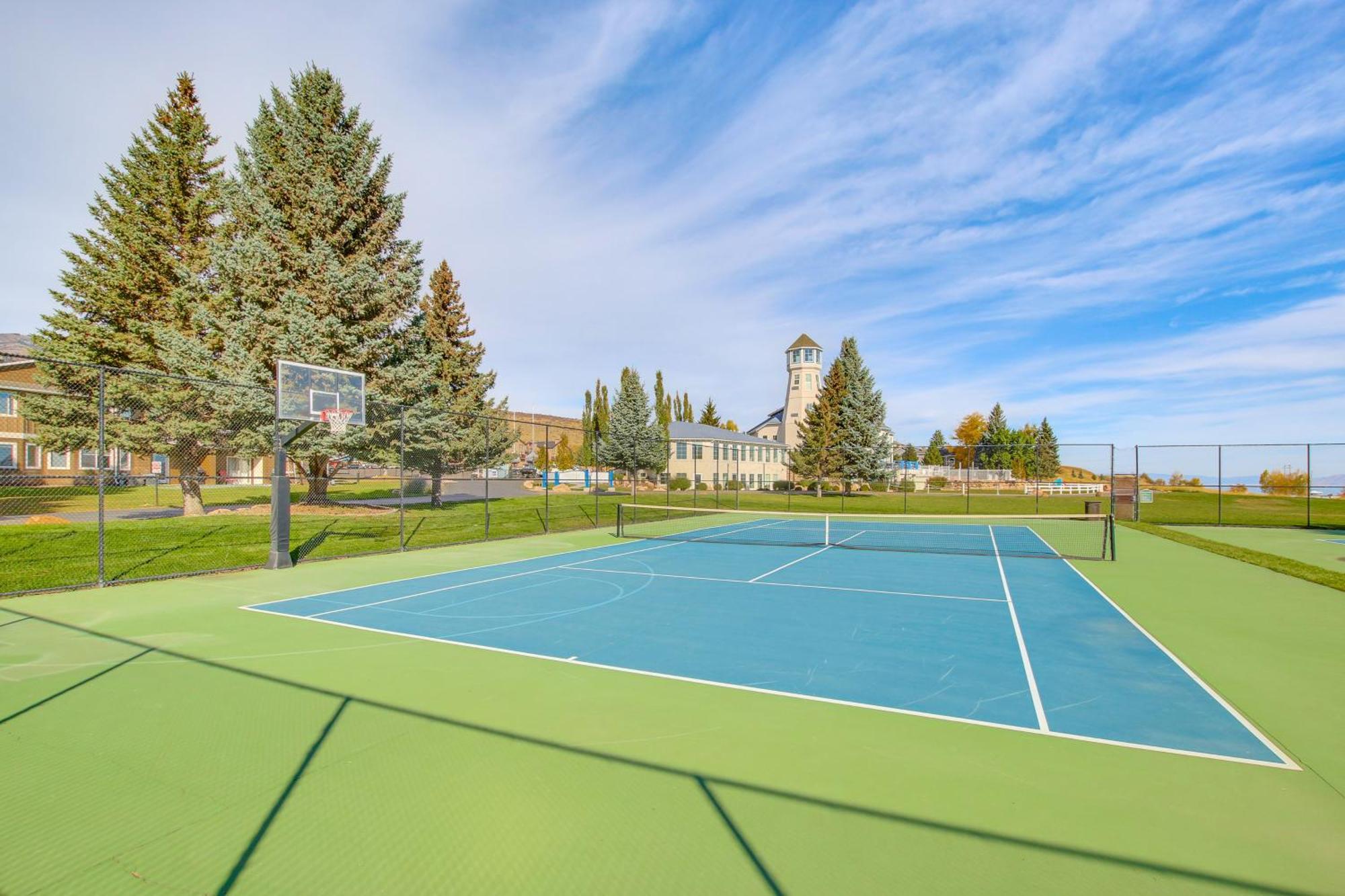 Spacious Garden City Townhome With Lake Views! 외부 사진