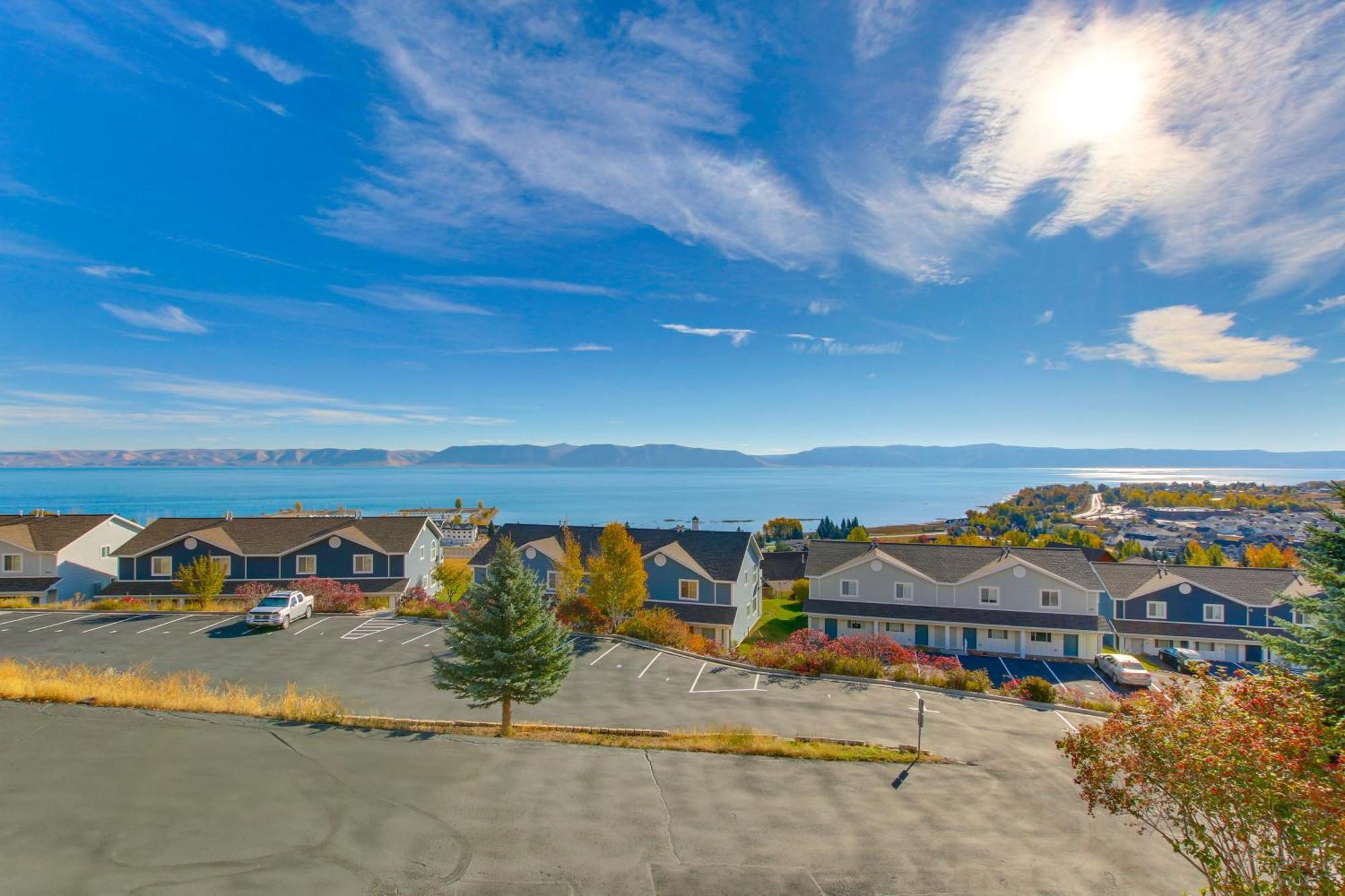 Spacious Garden City Townhome With Lake Views! 외부 사진